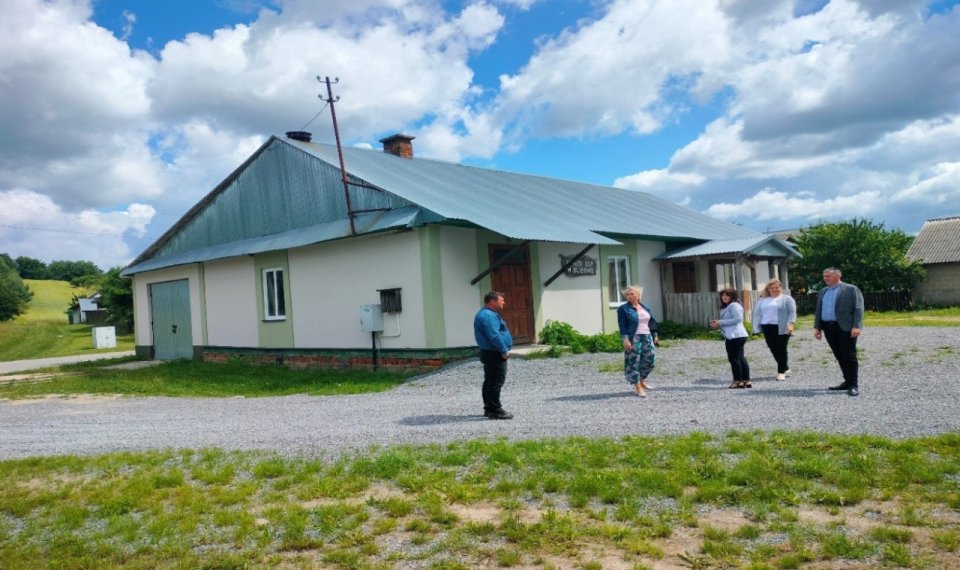 Budynek świetlicy w Bliżowie oraz teren wokół budynku
