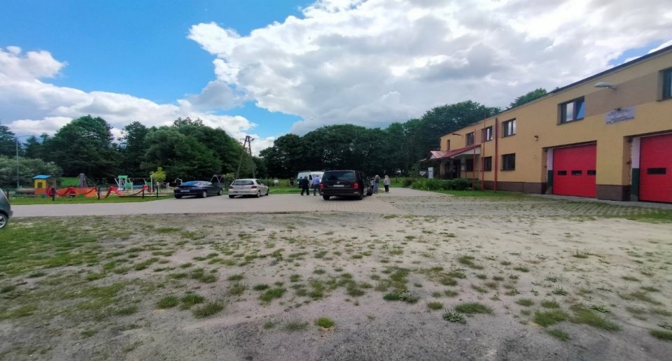 Budynek świetlicy w Bliżowie oraz teren wokół budynku