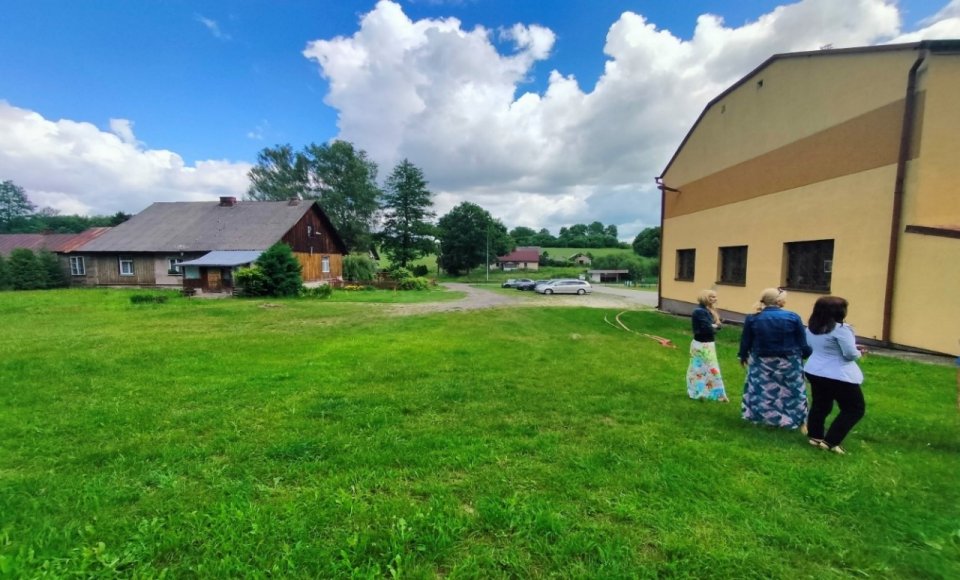 Budynek mieszkalny będący w zasobie gminy w Potoczku oraz teren wokół budynku